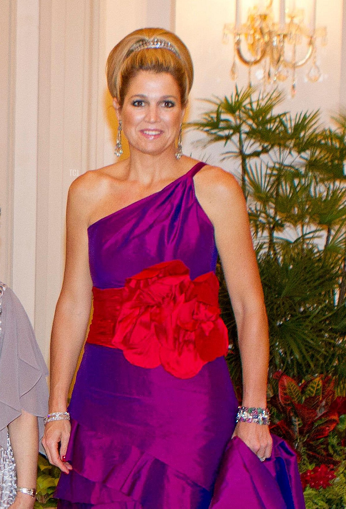 Prince Willem-Alexander of The Netherlands (L-R), Queen Beatrix, President Tony Tan Keng Yam, his wife Mary Tan and Princess Maxima of The Netherlands attend an official state banquet offered by President Tony Tan Keng Yam at Istana Palace in Singapore, 24 January 2013