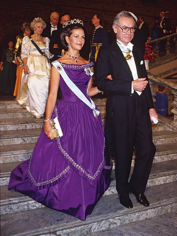 Queen Silvia of Sweden attends the Nobel Prize Banquet 1986 at Stockholm City Hall on December 10, 1986 in Stockholm, Sweden