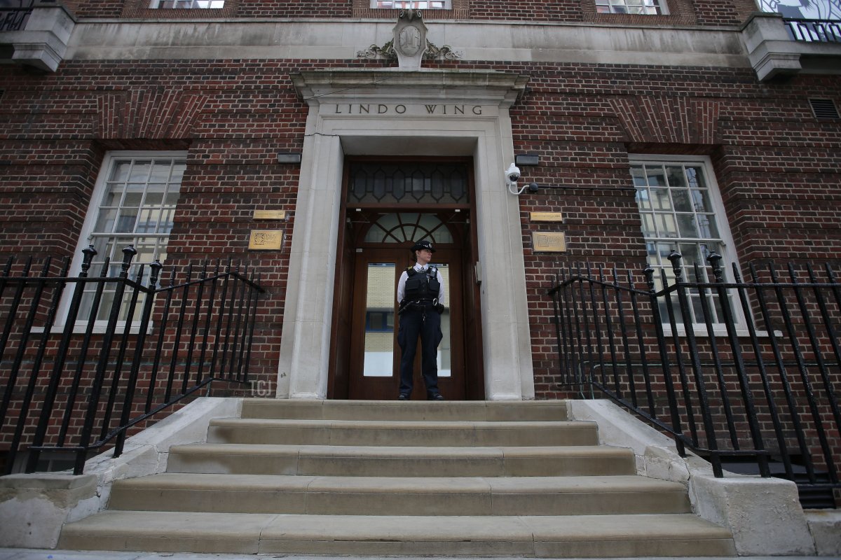 A police officer stands guard outside the private Lindo Wing of St Mary's Hospital, in central London on April 23, 2018, where Britain's Catherine, Duchess of Cambridge is in labour