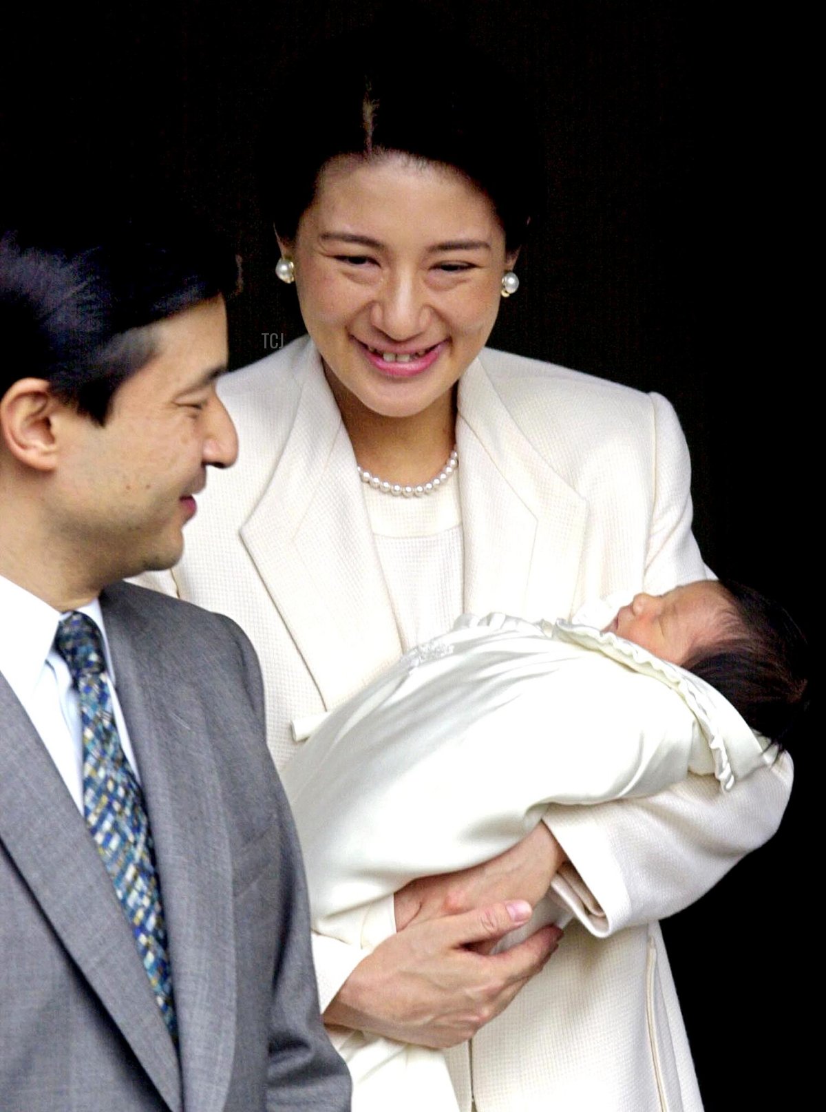 Crown Prince Naruhito (L) looks at his infant daughter Princess Aiko sleeping in her mother's arms, Crown Princess Masako, as the royal couple leaves the Imperial Hospital in Tokyo, 08 December 2001