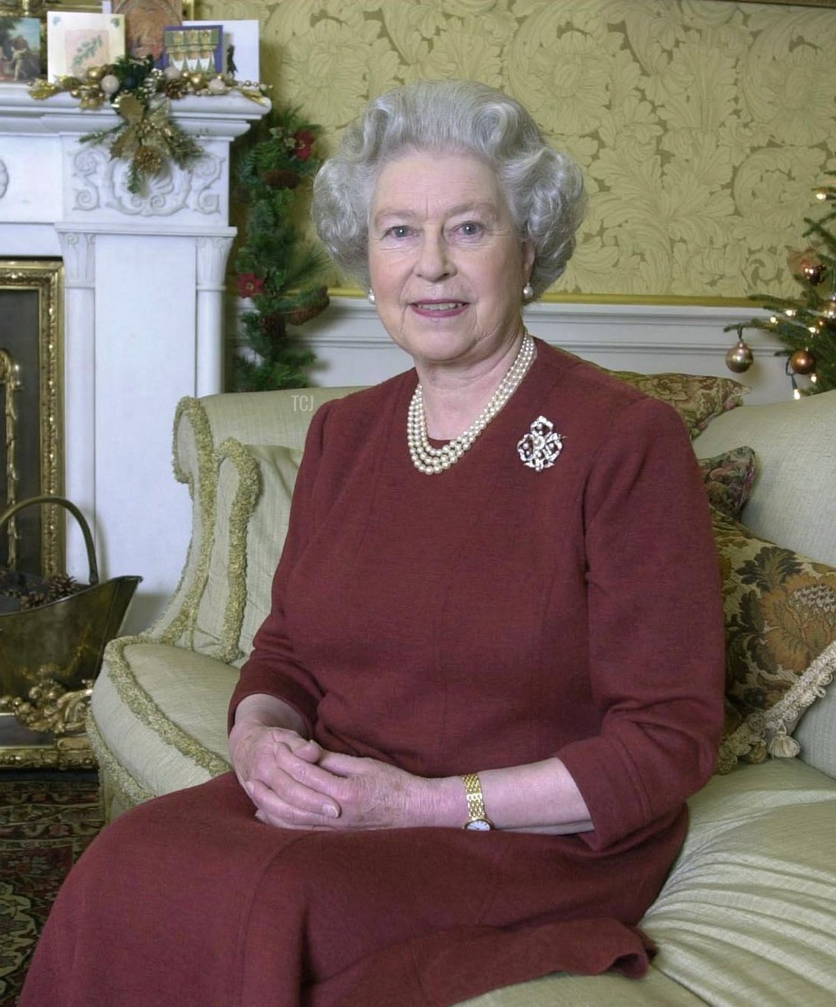 A picture taken 21 December 2000 of Britain's Queen Elizabeth II making her traditional Christmas Day broadcast to the Commonwealth from Buckingham Palace - her official London residence