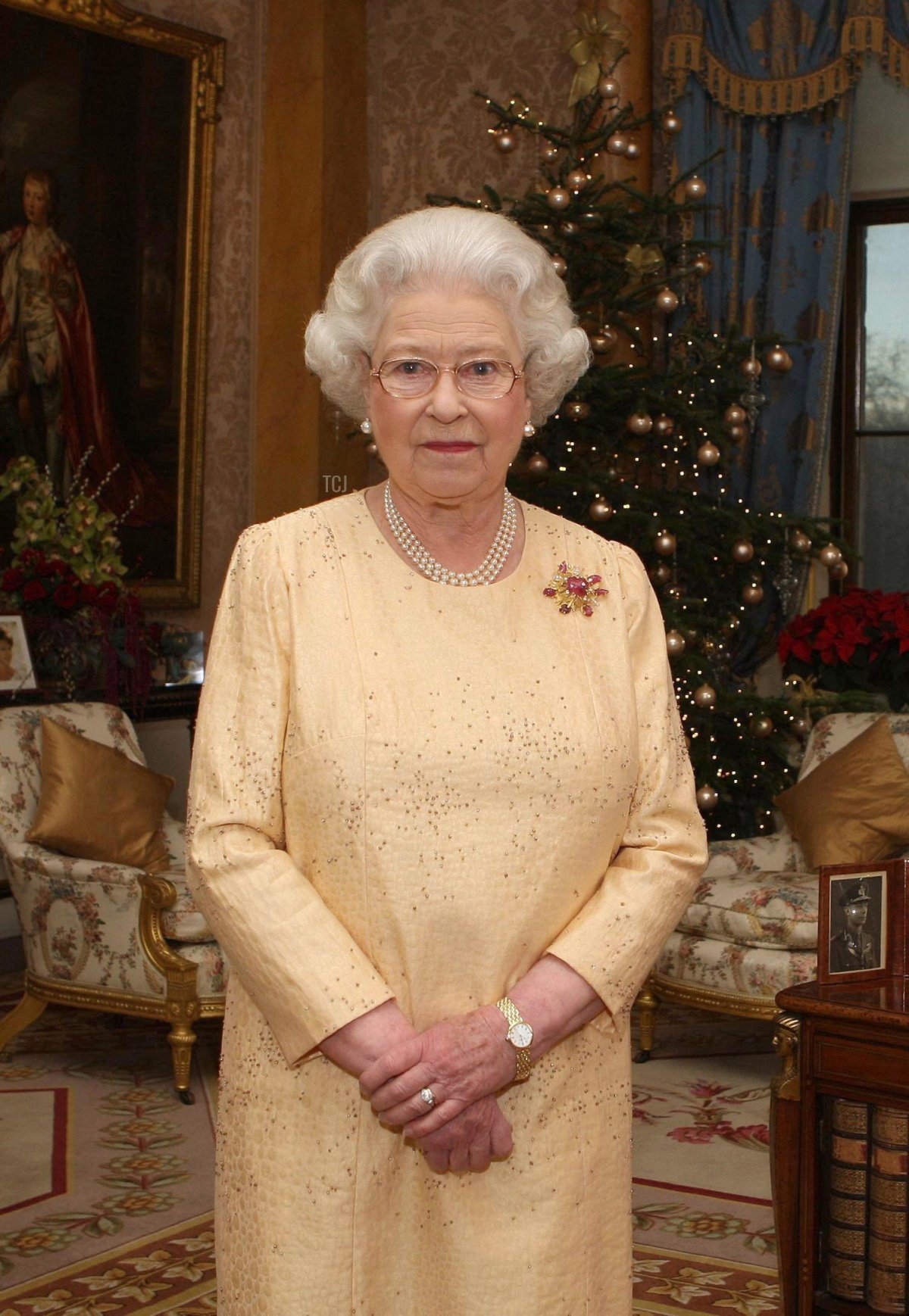 Britain's Queen Elizabeth II poses during the taping of her Christmas Day message to Britain and the Commonwealth in the 1844 Room at Buckingham Palace in London, 23 December 2007
