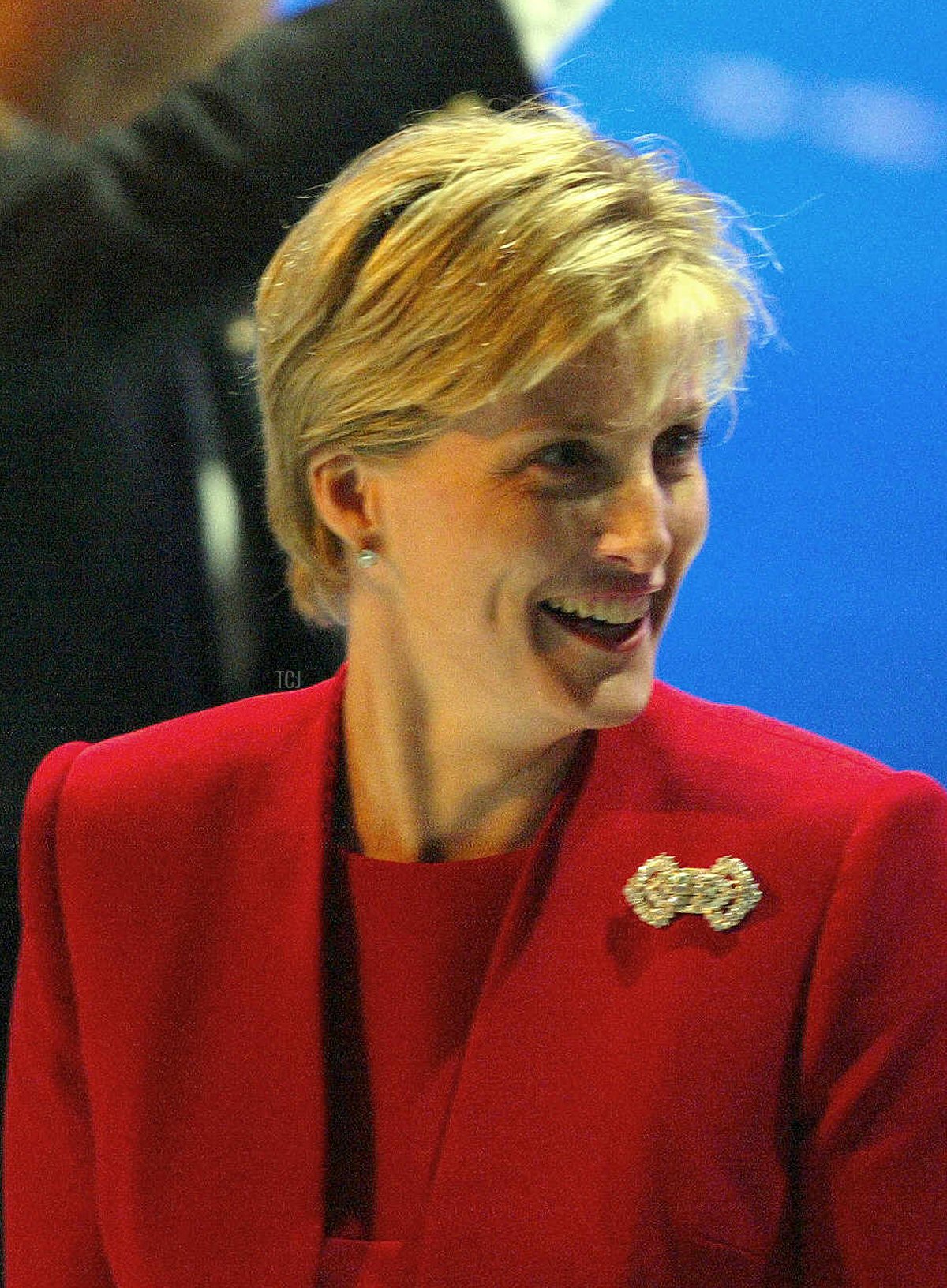 Sophie Wessex chats with British Prime minister Tony Blair as her husband Prince Edward waves to the crowd at the closing ceremony of the XVII Commonwealth games in Manchester, 4 August 2002 (ODD ANDERSEN/AFP via Getty Images)