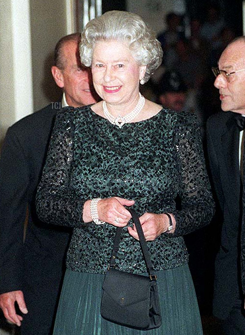 Britain's Queen Elizabeth II arrives 16 October 1995 at Claridge's in London for a dinner to celebrate former Prime Minister Margaret Thatcher's 70th birthday (ADAM BUTLER/POOL/AFP via Getty Images)