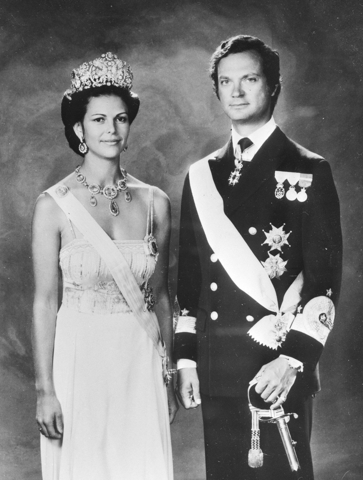 Official portrait of King Carl XVI Gustaf and Queen Silvia of Sweden, 1976 (Anefo/Nationaal Archief/Wikimedia Commons)