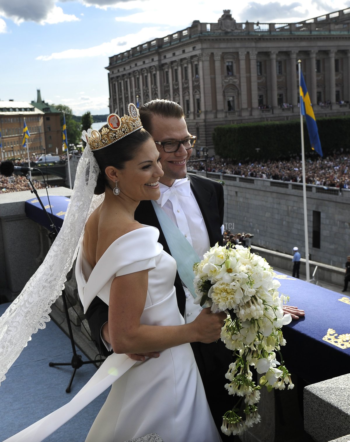 Crown Princess Victoria of Sweden and Prince Daniel, Duke of Vastergotland appear on the balcony to acknowledge spectators at the Royal Palace in Stockholm after their wedding in Storkyrkan Church on June 19, 2010 in Stockholm, Sweden (Anders Wiklund-Pool/Getty Images)