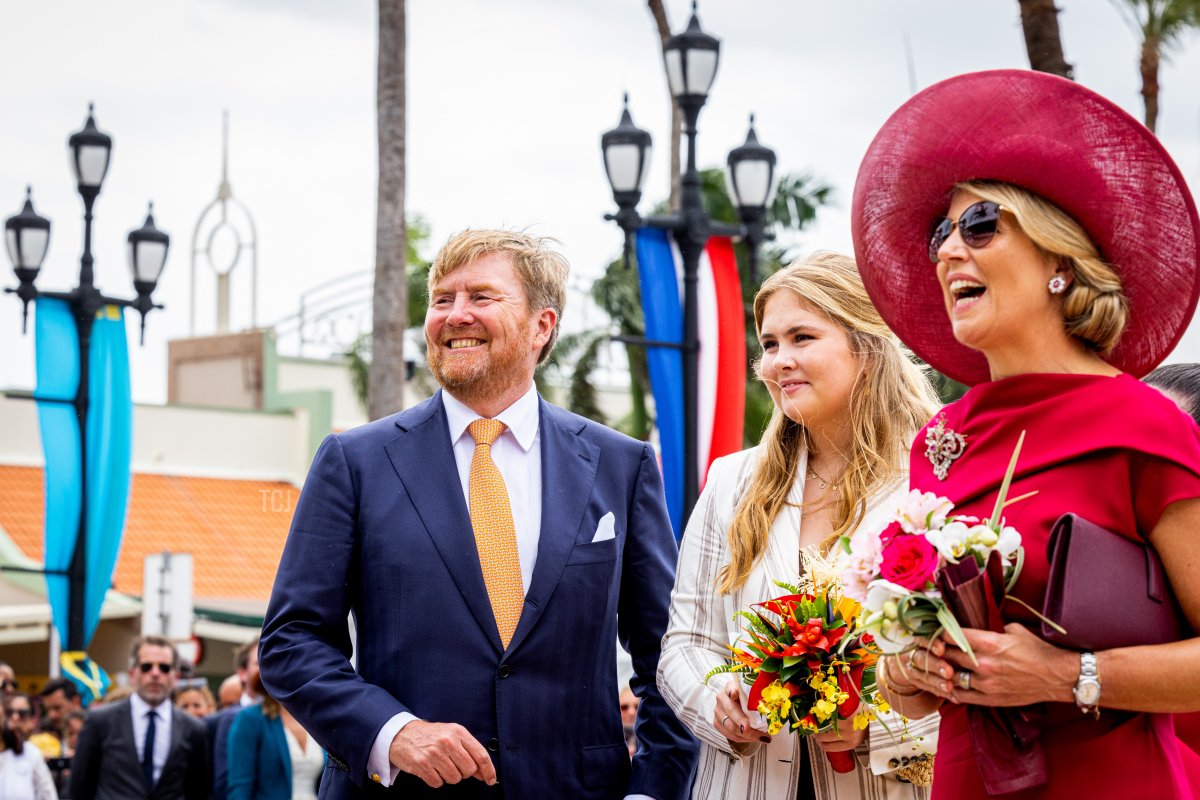 King Willem-Alexander of the Netherlands, Queen Maxima of the Netherlands and Princess Amalia of the Netherlands during the official welcome ceremony at the boulevard during the Dutch royal family's tour of the Dutch Caribbean Islands on January 30, 2023 in Aruba (Patrick van Katwijk/Getty Images)