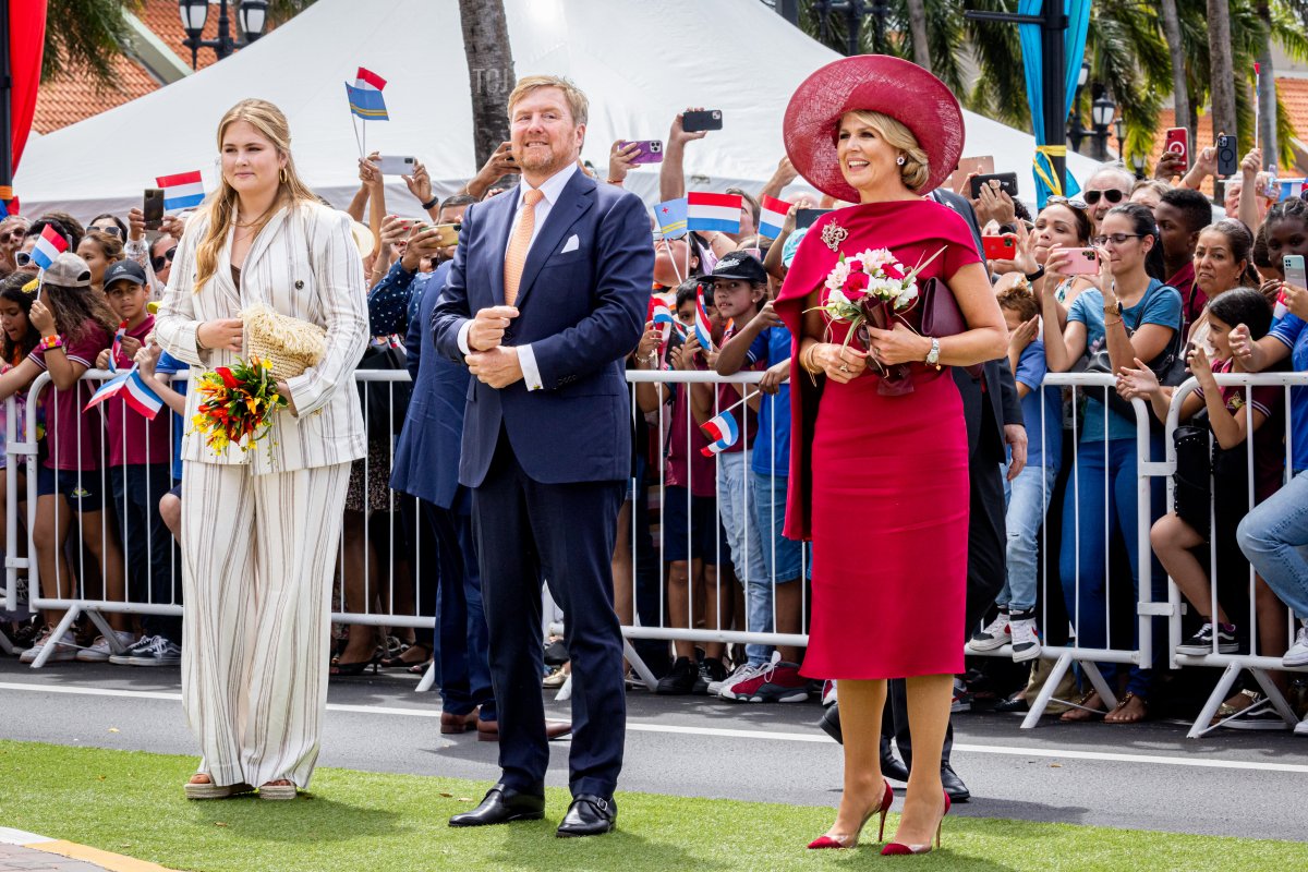 King Willem-Alexander of the Netherlands, Queen Maxima of the Netherlands and Princess Amalia of the Netherlands during the official welcome ceremony at the boulevard during the Dutch royal family's tour of the Dutch Caribbean Islands on January 30, 2023 in Aruba (Patrick van Katwijk/Getty Images)