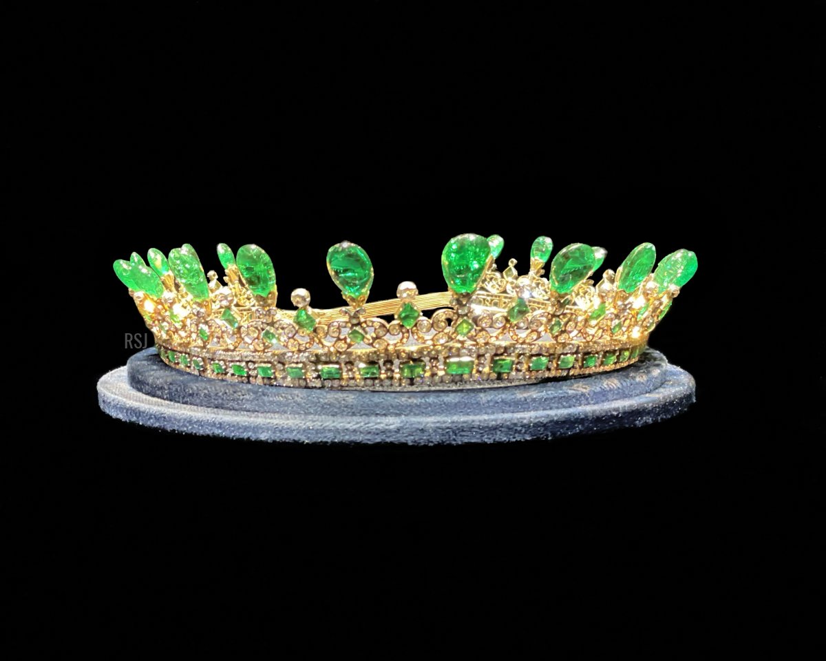 Queen Victoria's Emerald and Diamond Tiara, displayed as part of Sotheby's Platinum Jubilee Exhibition in London, June 2022 (Raymond Janis)