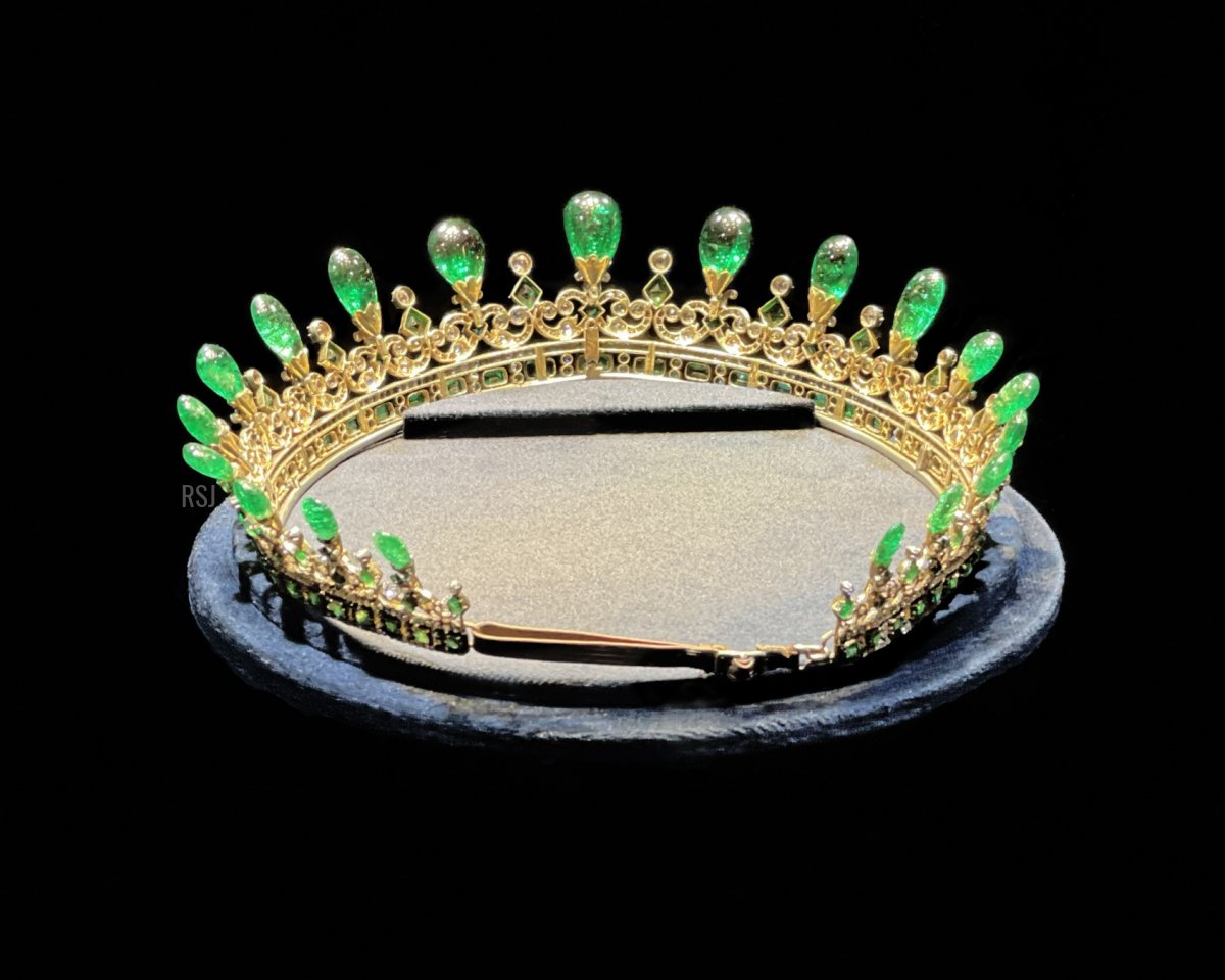 Queen Victoria's Emerald and Diamond Tiara, displayed as part of Sotheby's Platinum Jubilee Exhibition in London, June 2022 (Raymond Janis)