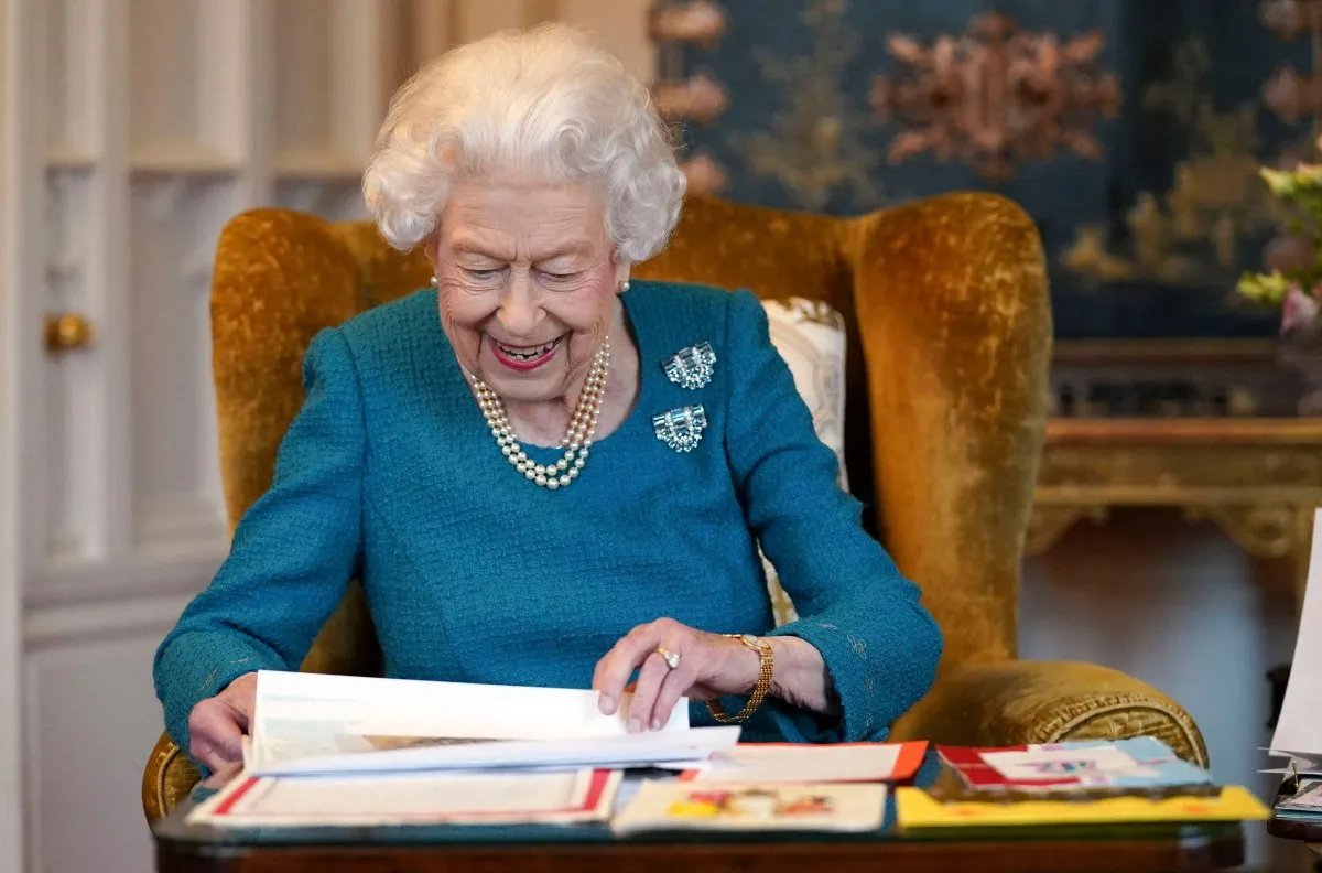 Portrait of the Queen taken in the Oak Room at Windsor Castle to mark her upcoming Platinum Jubilee, January 2022 (STEVE PARSONS/POOL/AFP via Getty Images)