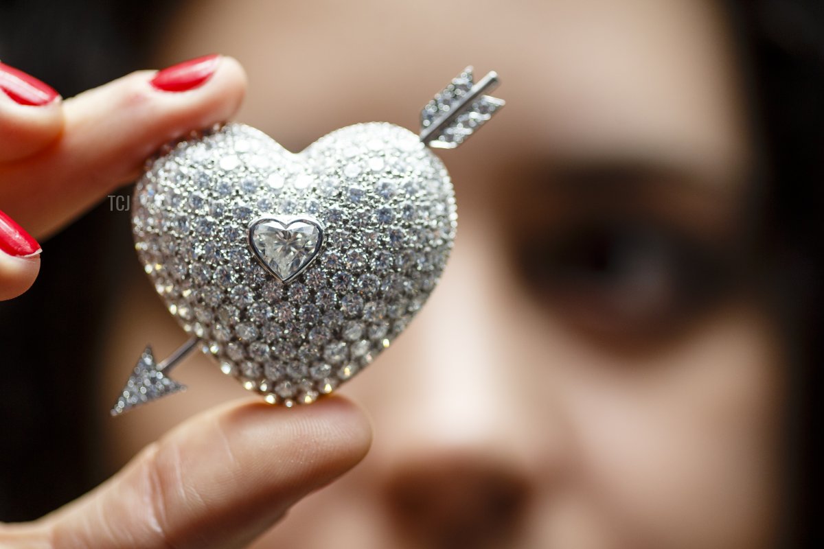A member of Sotheby's staff holds a diamond brooch given to the Duchess by her husband Andrew Cavendish, 11th Duke of Devonshire to mark their diamond wedding anniversary in 2001 during a behind the scenes look at the personal collection of Deborah Cavendish, Duchess of Devonshire ahead of Sotheby's exhibition and sale on February 26, 2016 in London, England (Miles Willis/Getty Images for Sotheby's)