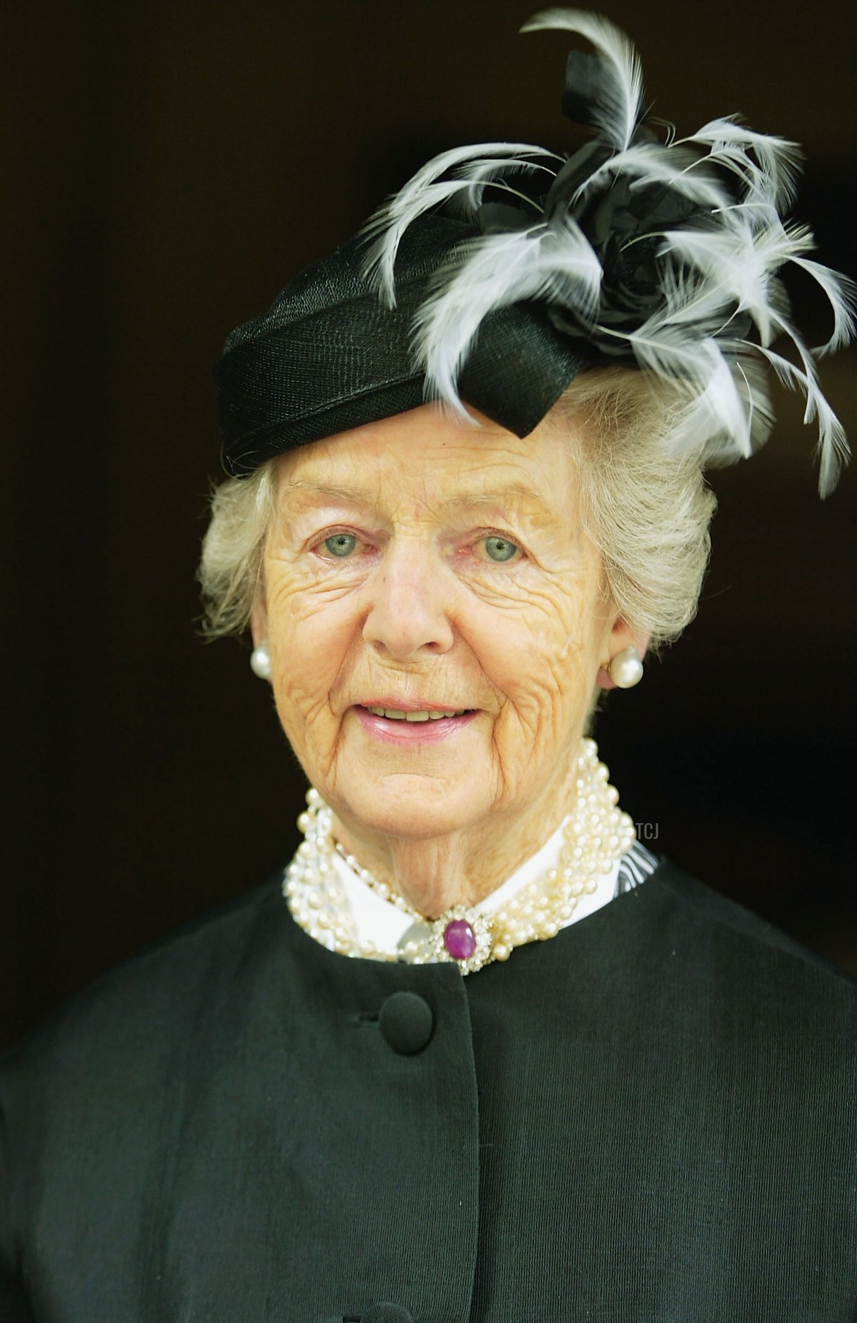 The Duchess of Devonshire poses for photographers as she arrives at the service of thanksgiving to celebrate the life and work of Sir Hardy Amies, July 17, 2003 in London (Scott Barbour/Getty Images)