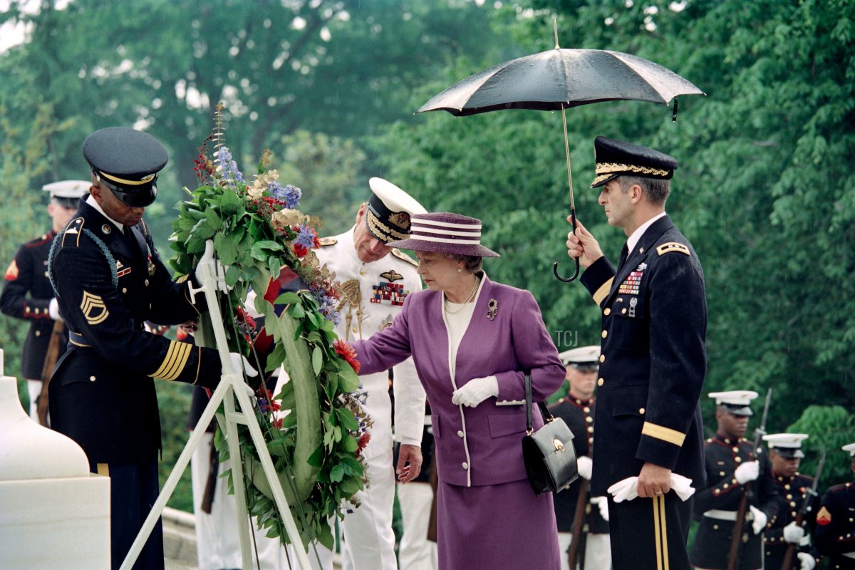 Britain's Queen Elizabeth II lays a wreath at the Tomb of the Unknown Soldier on May 14, 1991 at Arlington National Cemetery, as Prince Philip, Duke of Edinburgh looks on (LUKE FRAZZA/AFP via Getty Images)