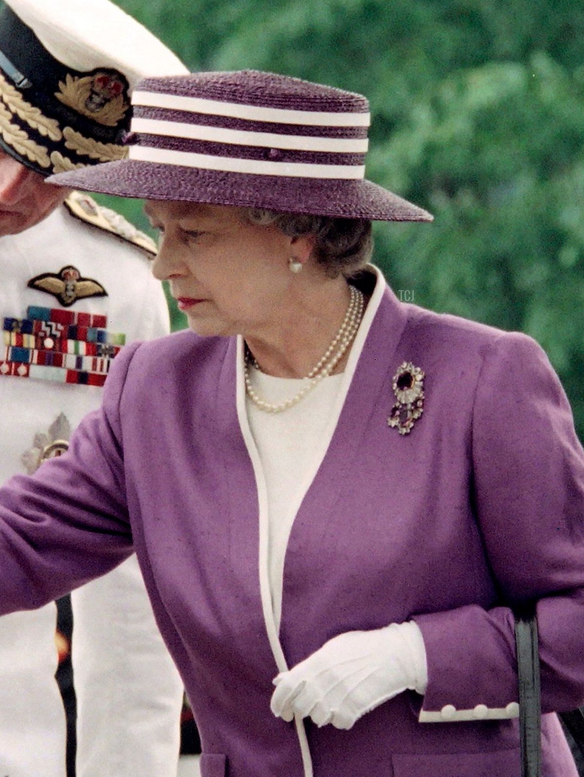 Britain's Queen Elizabeth II lays a wreath at the Tomb of the Unknown Soldier on May 14, 1991 at Arlington National Cemetery, as Prince Philip, Duke of Edinburgh looks on (LUKE FRAZZA/AFP via Getty Images)