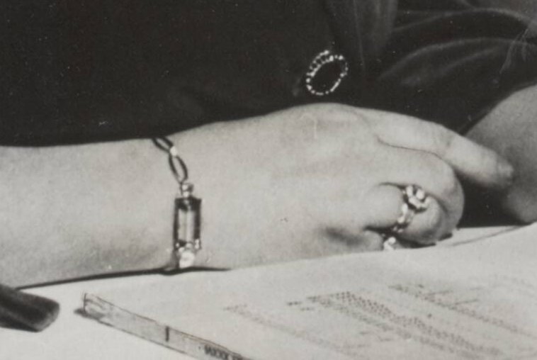 Queen Juliana and Princess Beatrix pose for a portrait, January 1956 (Marius Meijboom/RVD/Nationaal Archief/Wikimedia Commons)