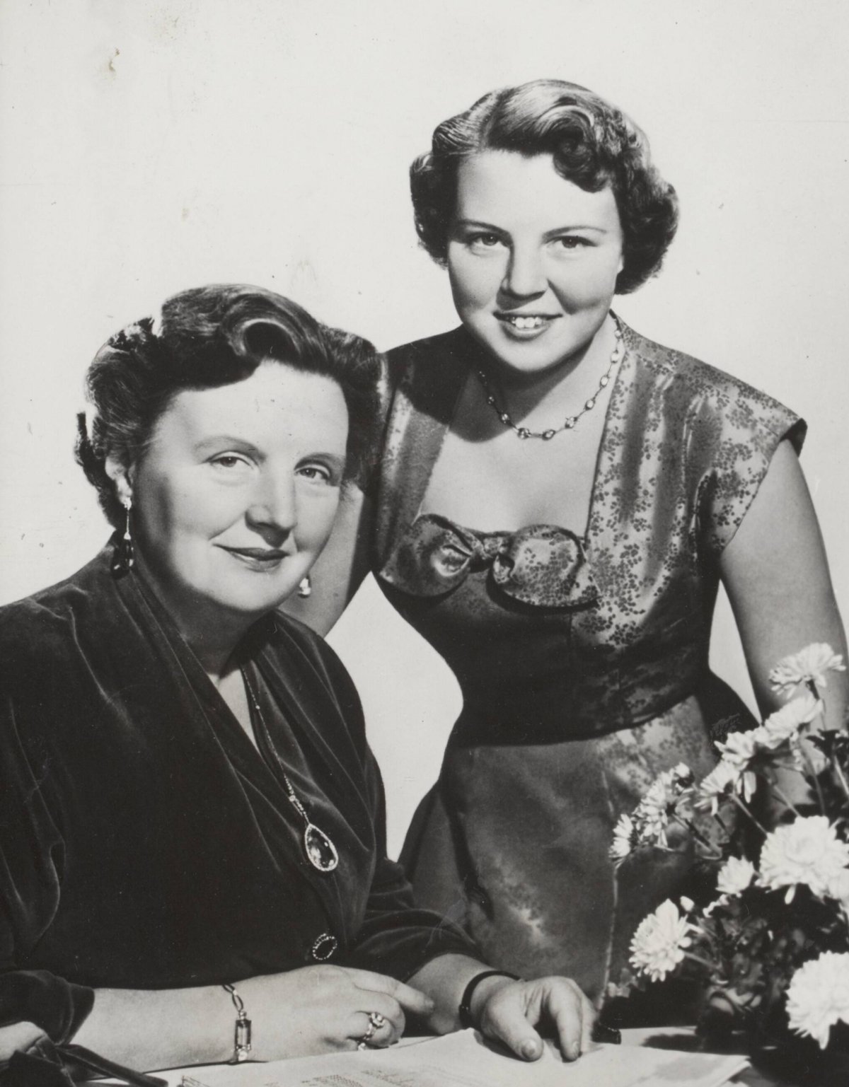 Queen Juliana and Princess Beatrix pose for a portrait, January 1956 (Marius Meijboom/RVD/Nationaal Archief/Wikimedia Commons)