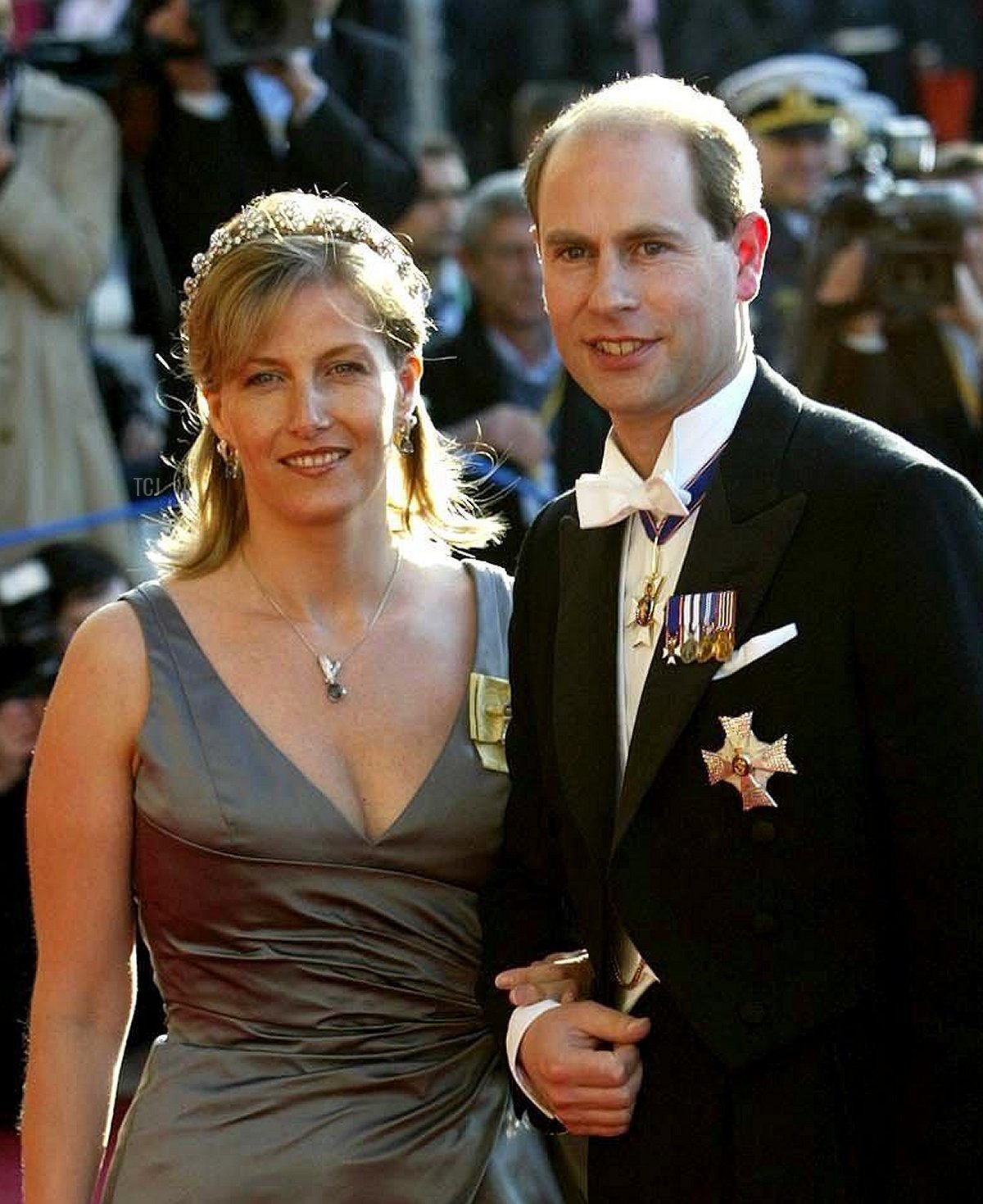 On the eve of the wedding of Crown Prince Frederik of Denmark and Mary Donaldson, the Earl and Countess of Wessex arrive for a gala at the Royal Theatre in Copenhagen, Denmark on May 13, 2004 (DPA Picture Alliance Archive/Alamy)