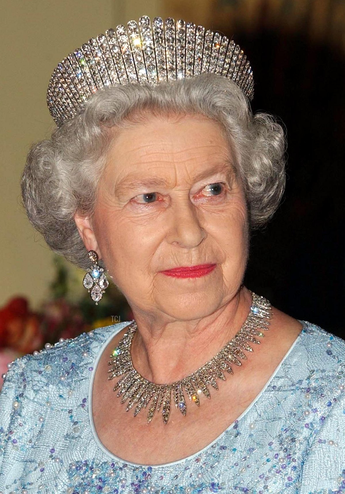 Queen Elizabeth II attends a banquet in Kingston, Jamaica, 19 February 2002 (ARTHUR EDWARDS/POOL/AFP via Getty Images)