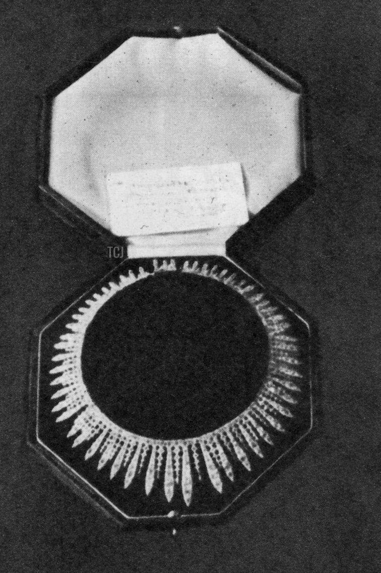 A diamond fringe necklace is displayed among Princess Elizabeth's wedding presents, November 1947 (Chronicle/Alamy)