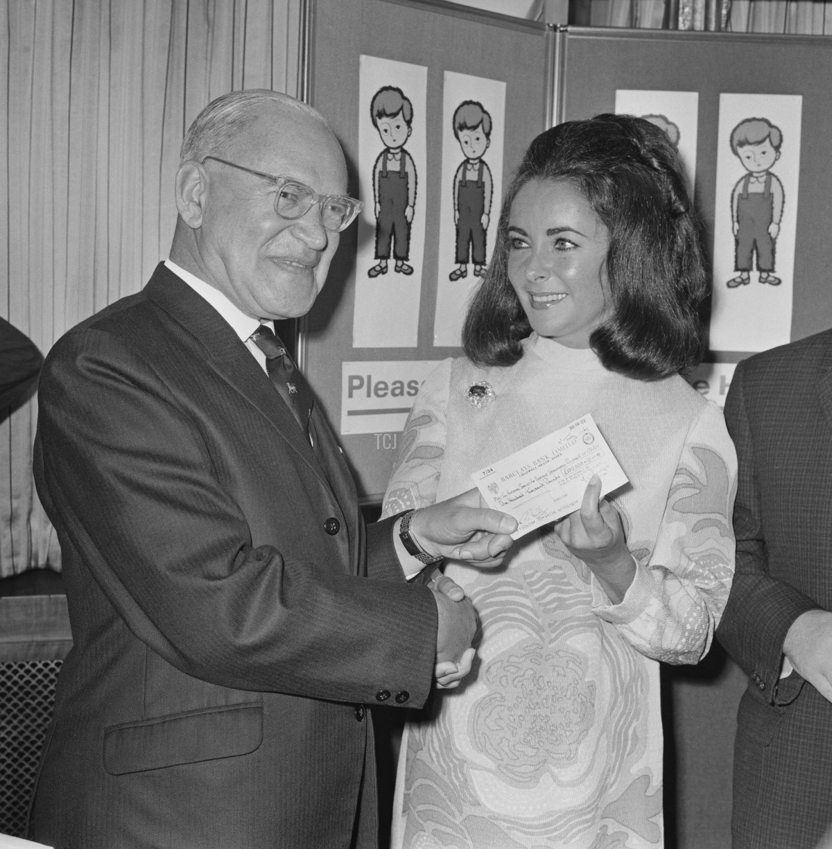 Elizabeth Taylor with British doctor and Labour Party politician Baron Segal, July 1969 (Evening Standard/Hulton Archive/Getty Images)