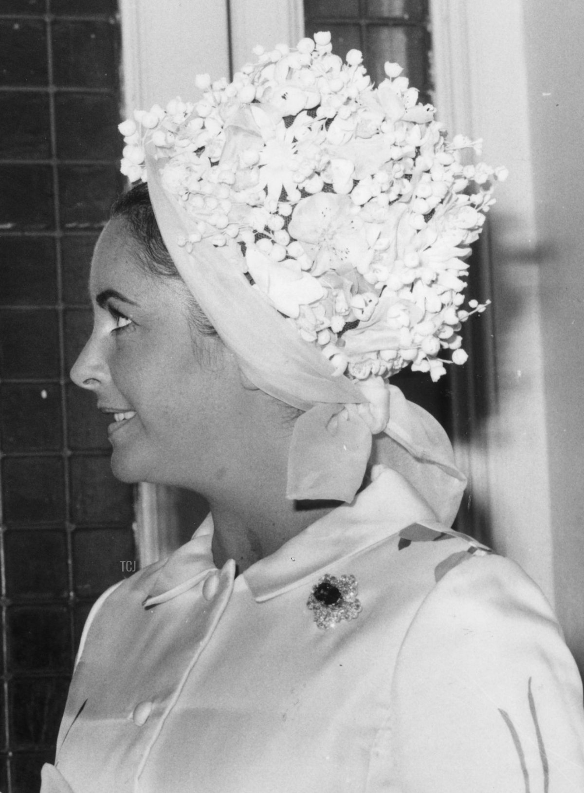 Elizabeth Taylor serves as a bridesmaid at the wedding of Robert Wilson and Gladys Mills, August 1969 (Evening Standard/Getty Images)
