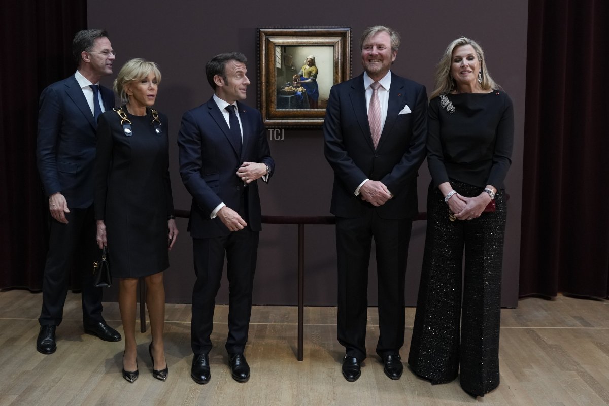 Dutch Prime Minister Mark Rutte, Brigitte Macron, French President Emmanuel Macron, King Willem-Alexander of the Netherlands and Queen Maxima of the Netherlands visit the Vermeer exhibition at the Rijksmuseum on April 12, 2023 in Amsterdam (Peter de Jong - Pool/Getty Images)