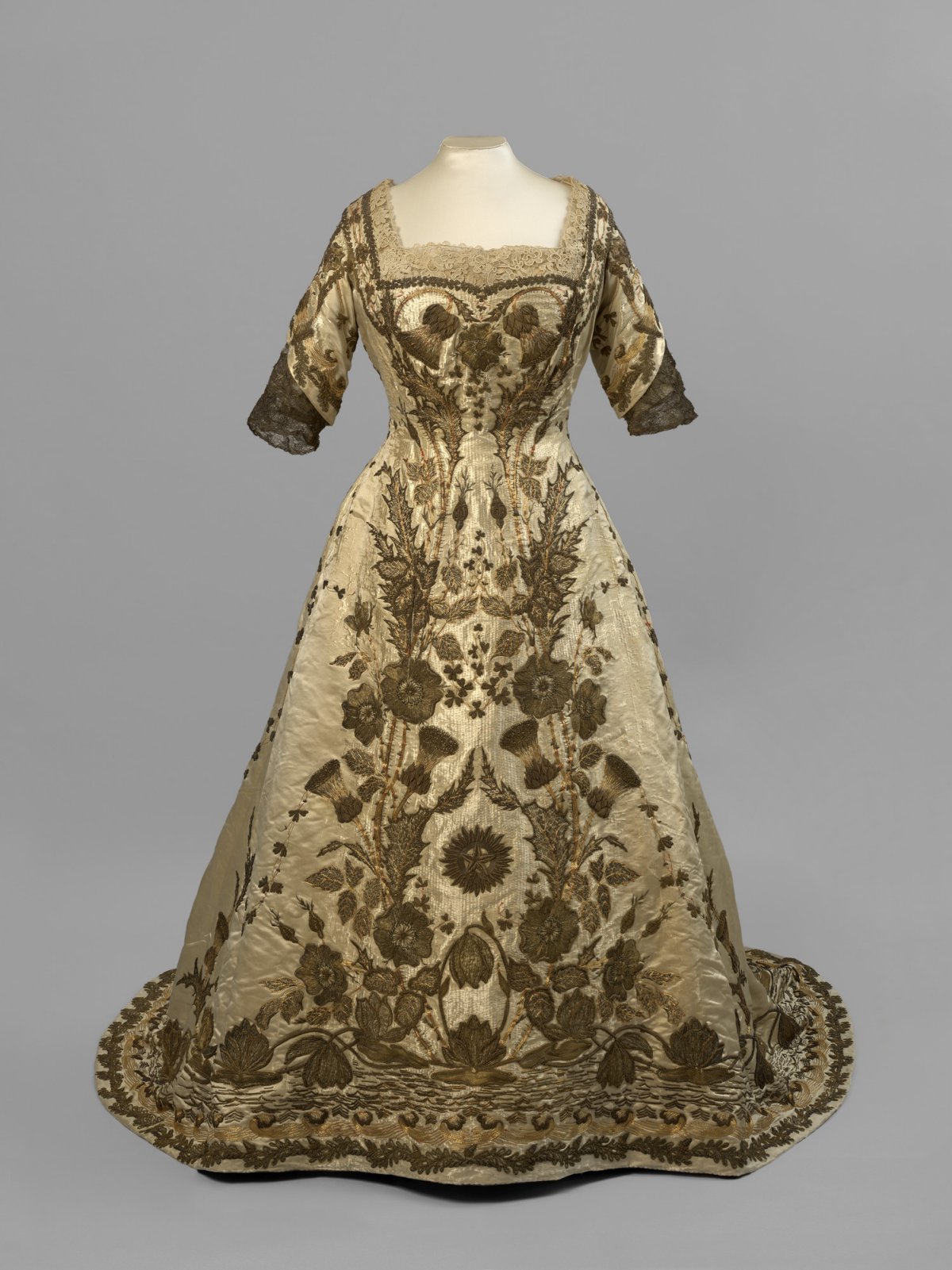 Queen Mary's Coronation Gown (Royal Collection Trust)