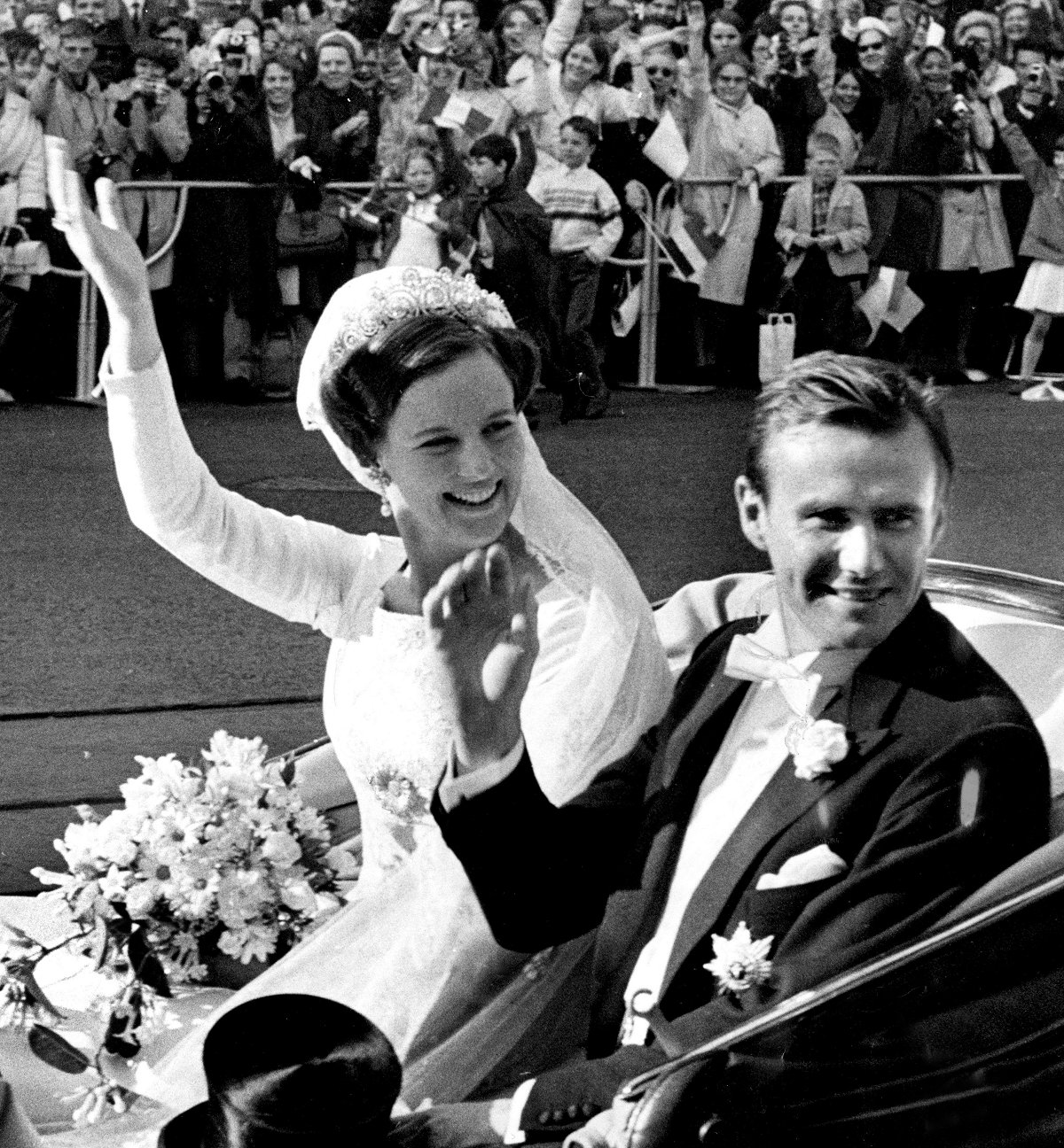 Crown Princess Margrethe of Denmark and her new husband, Count Henri de Laborde de Monpezat, wave to the crowds in Copenhagen after their royal wedding, June 10, 1967 (Jan Bjorsell/TT News Agency/Alamy)