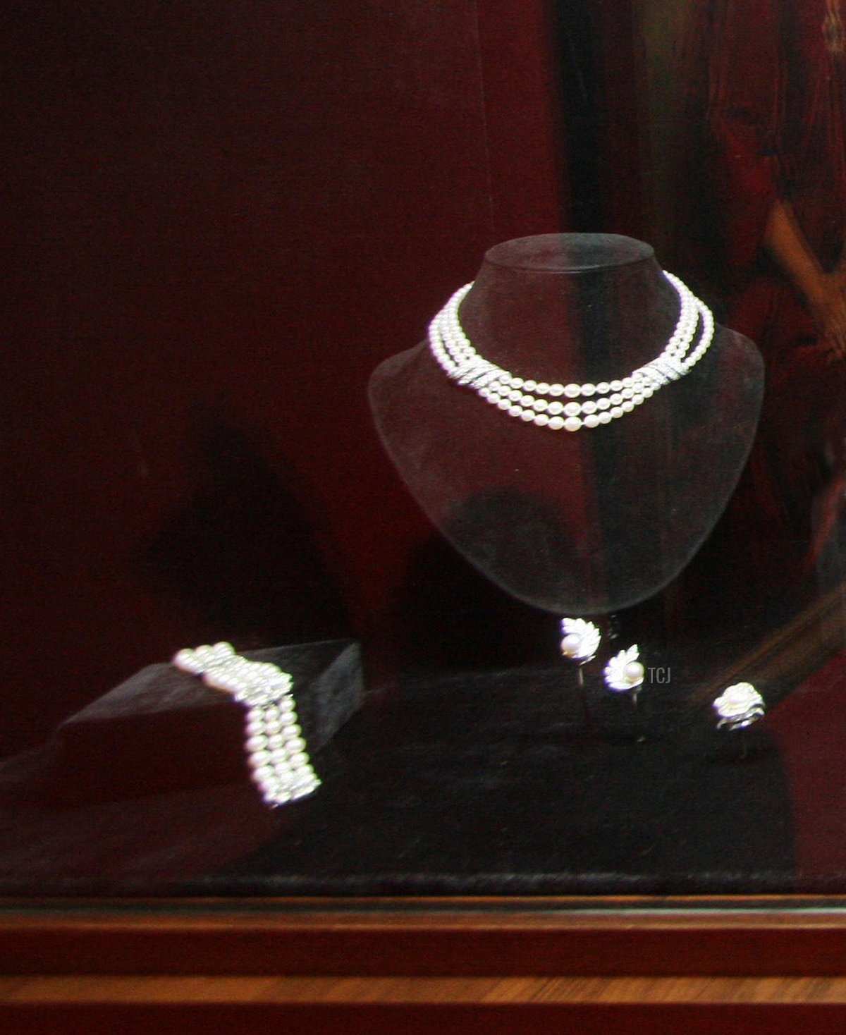 Princess Grace's diamond and pearl suite is displayed in Moscow, October 2008 (Zuma Press/Alamy)