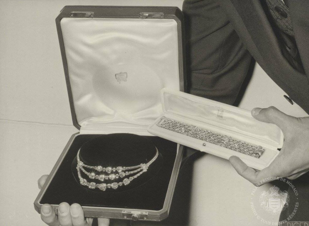 The National Council's wedding gift to Princess Grace: a Cartier necklace and a Van Cleef & Arpels Bracelet (Palais Princier Archive)