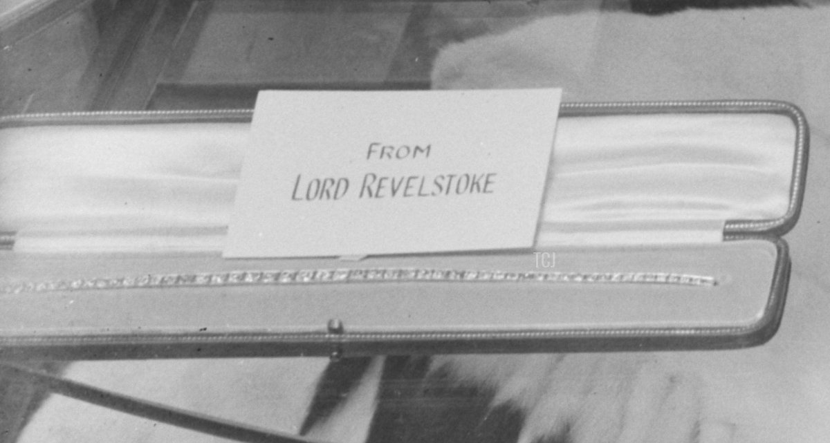 A diamond bracelet, a gift from Lord Revelstoke, photographed in the display of Elizabeth's wedding presents on April 23, 1923 (Smith Archive/Alamy)