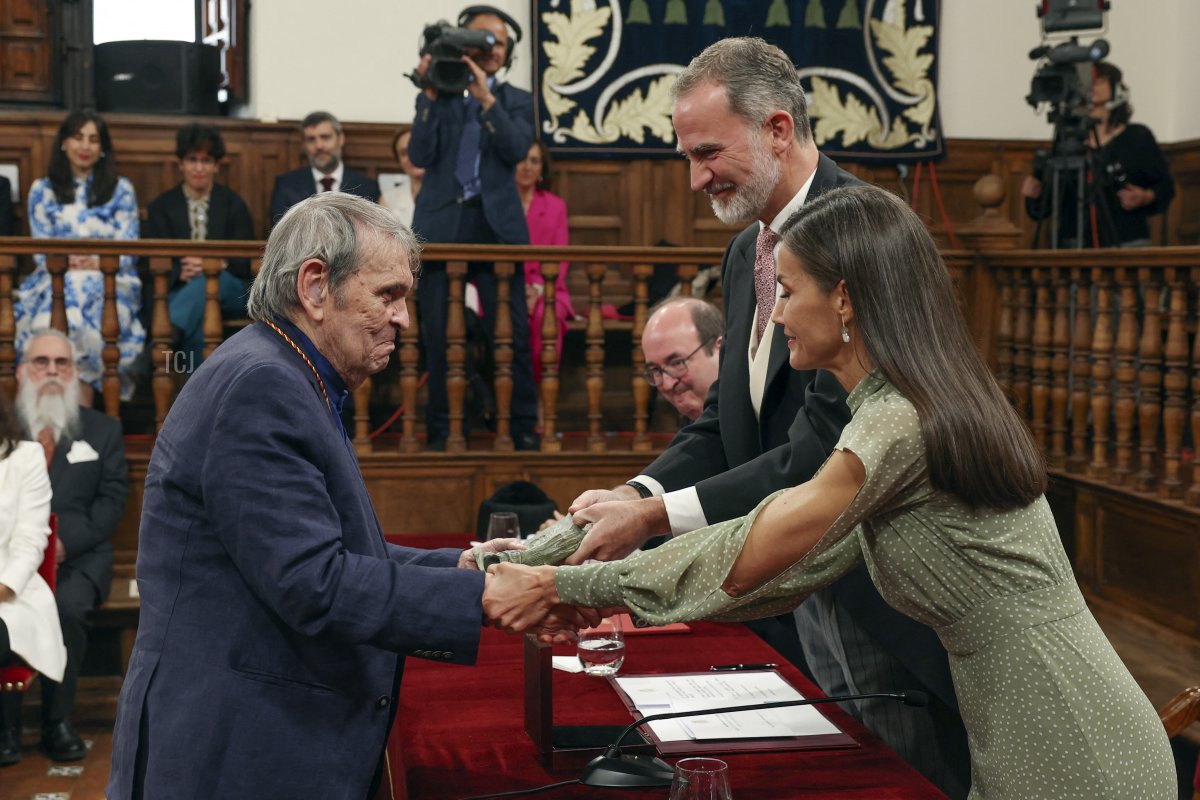 King Felipe VI and Queen Letizia of Spain present the Miguel de Cervantes Prize to Venezuelan poet Rafael Cadenas on April 24, 2023 (ANDRES BALLESTEROS/POOL/AFP via Getty Images)