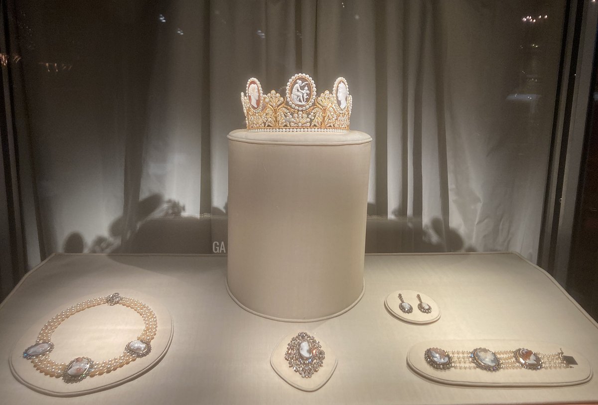 The Cameo Parure on display at the Royal Palace in Stockholm, part of the Golden Jubilee festivities for King Carl XVI Gustaf of Sweden, 2023 (Photo generously shared with us by Andreas; do not reproduce)