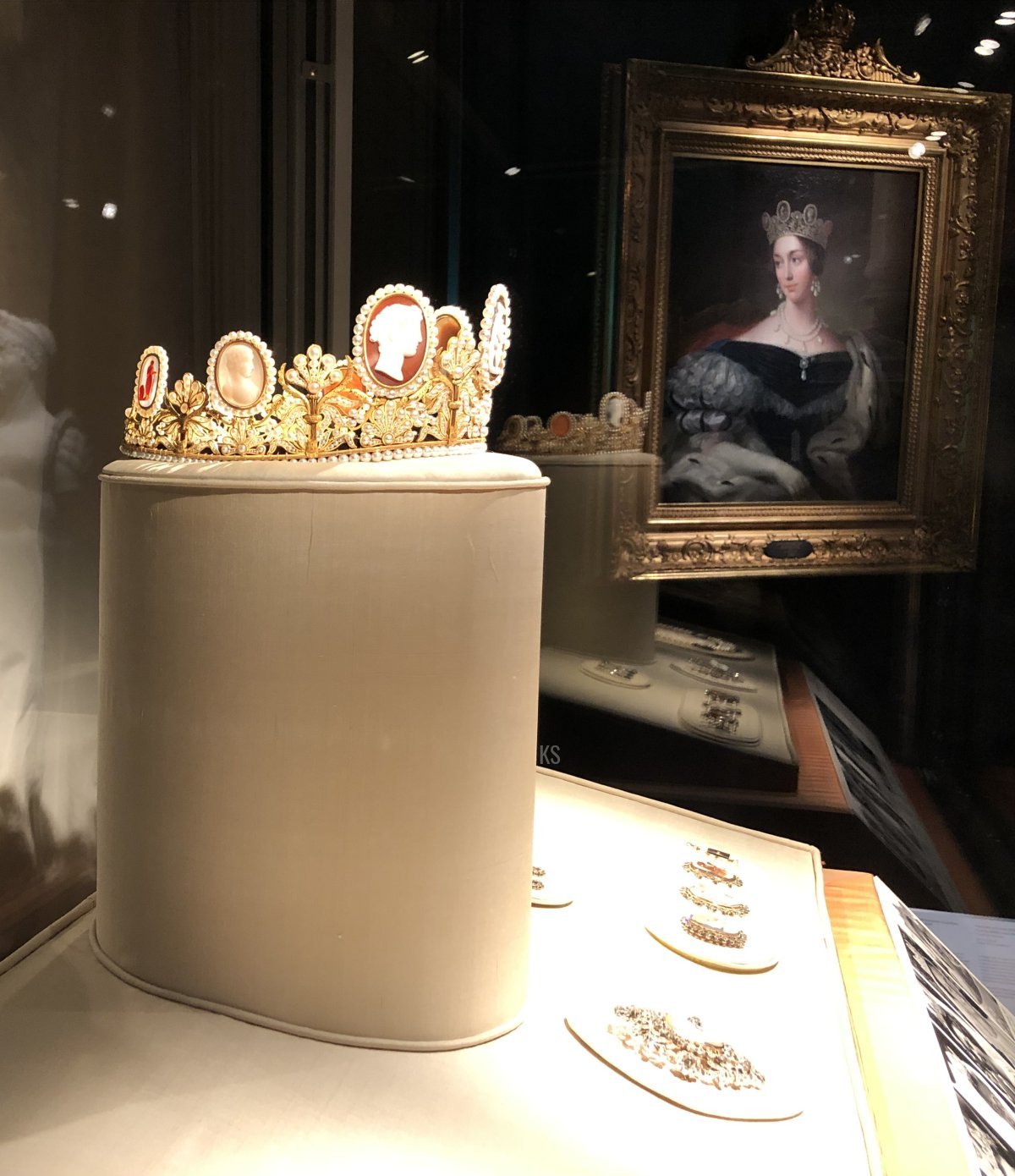 The Cameo Parure on display at the Royal Palace in Stockholm, part of the Golden Jubilee festivities for King Carl XVI Gustaf of Sweden, 2023 (Photo generously shared with us by Kristina; do not reproduce)