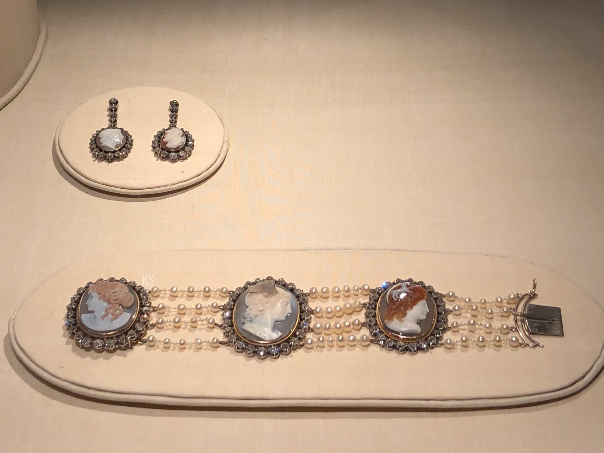 The Cameo Earrings and Bracelet on display at the Royal Palace in Stockholm, part of the Golden Jubilee festivities for King Carl XVI Gustaf of Sweden, 2023 (Photo generously shared with us by Kristina; do not reproduce)