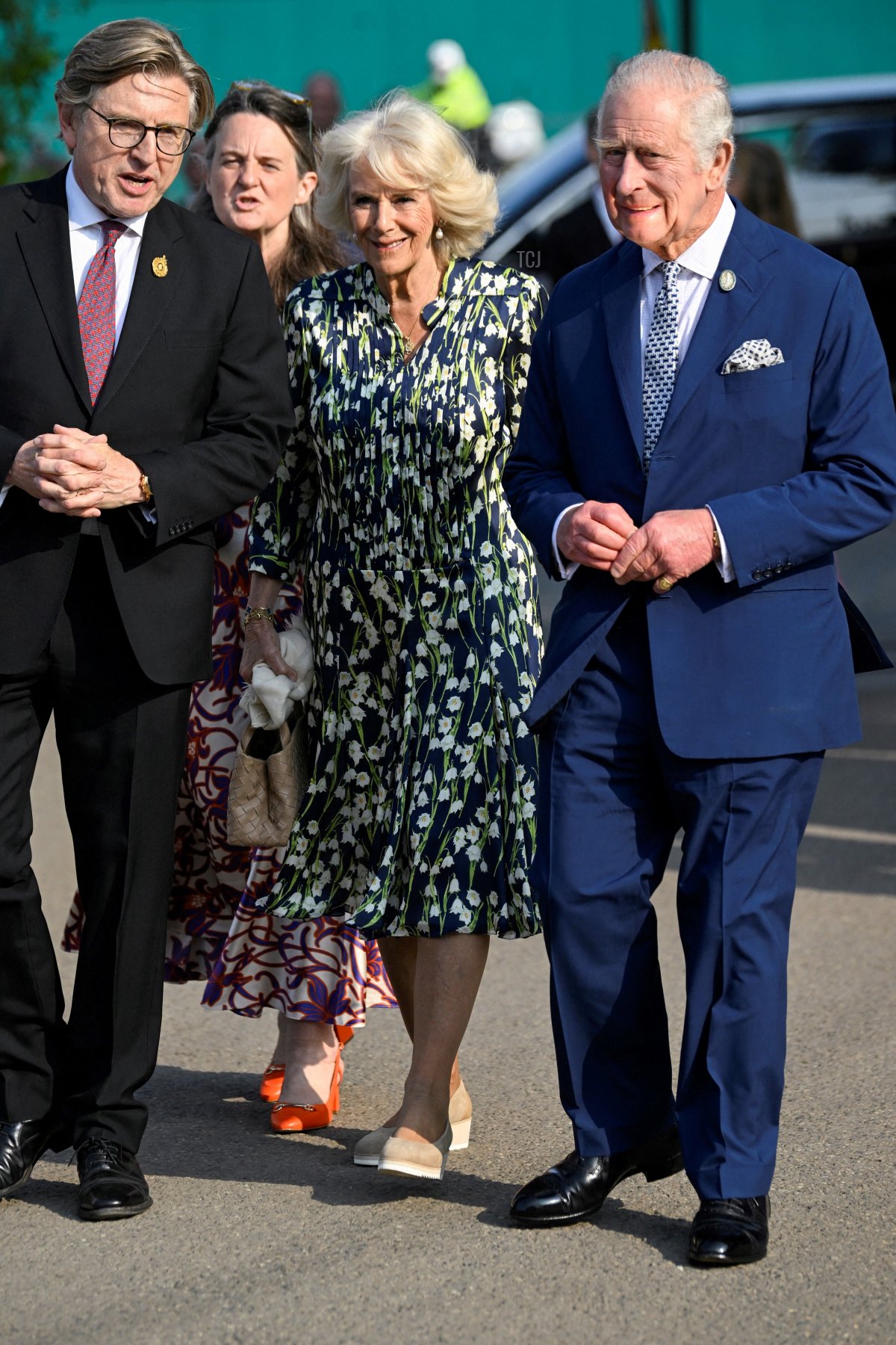 The King and the Queen arrive with the President of the Royal Horticultural Society, Keith Weed, for a visit to the 2023 RHS Chelsea Flower Show in London on May 22, 2023 (TOBY MELVILLE/POOL/AFP via Getty Images)