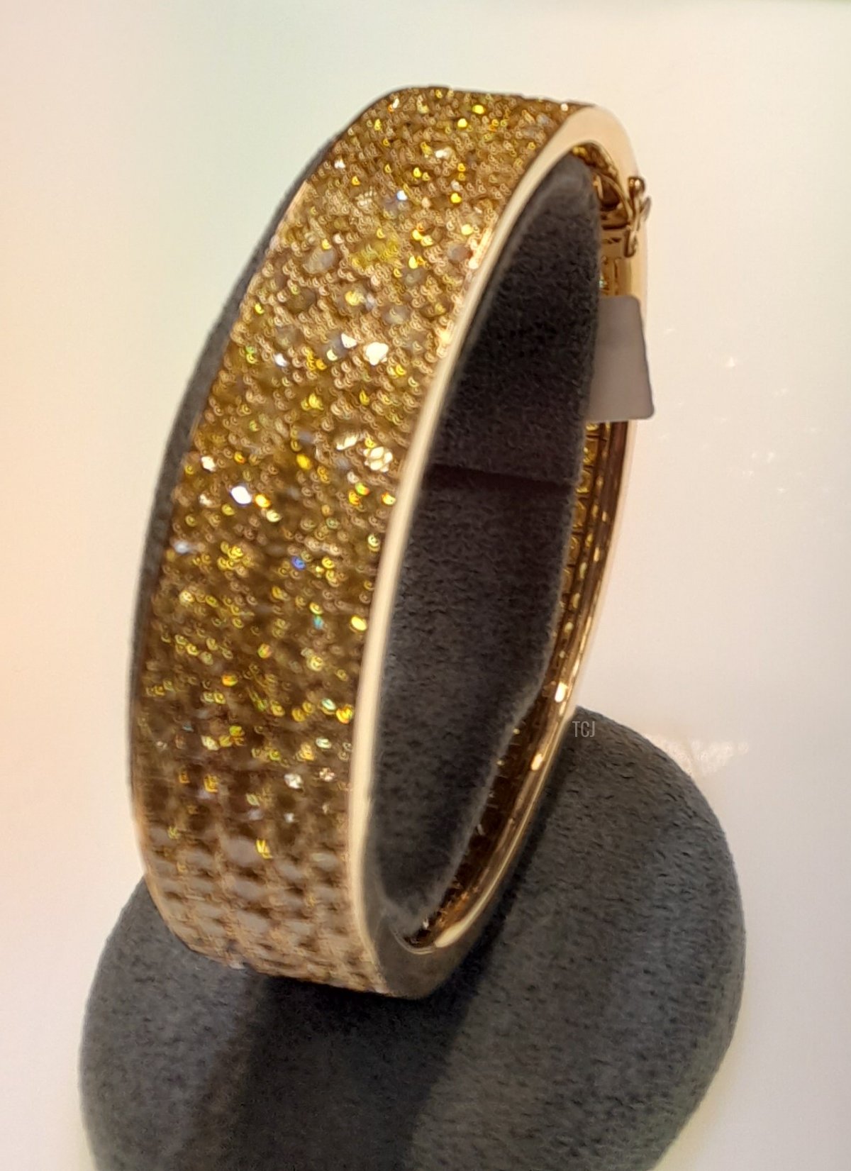 A Van Cleef & Arpels bangle made of yellow gold set with yellow diamonds, from the Heidi Horten collection sold at Christie's (Photo © Thomas. Do not reproduce.)