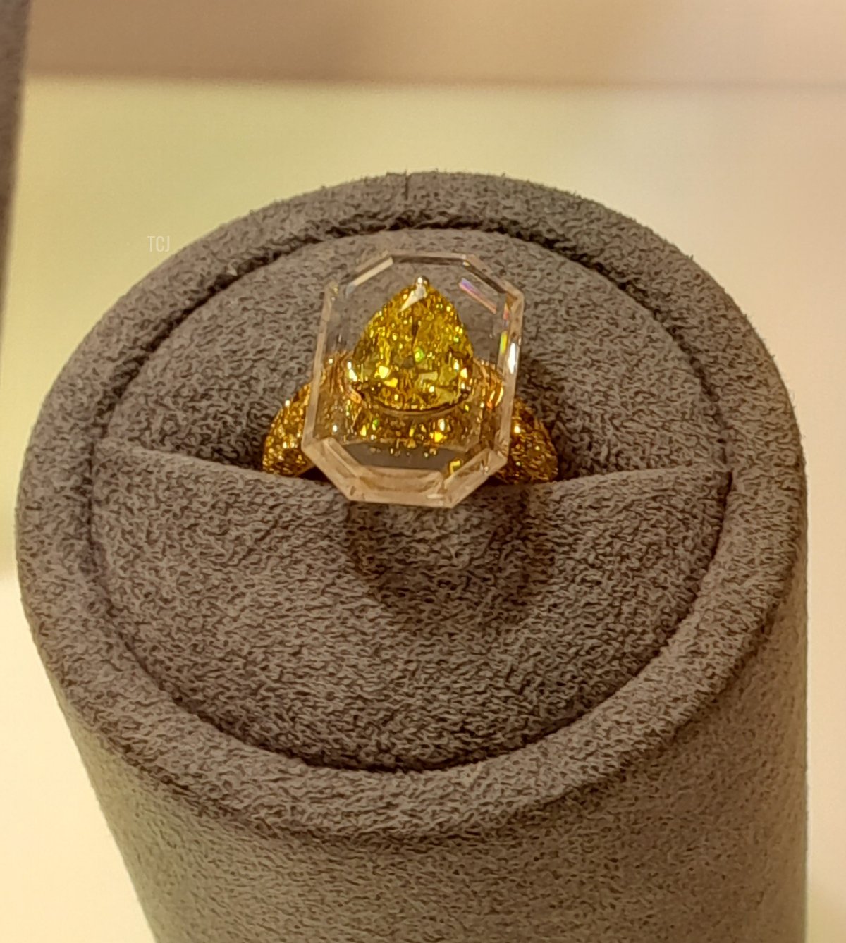 A ring made of yellow and white diamonds, from the Heidi Horten collection sold at Christie's (Photo © Thomas. Do not reproduce.)