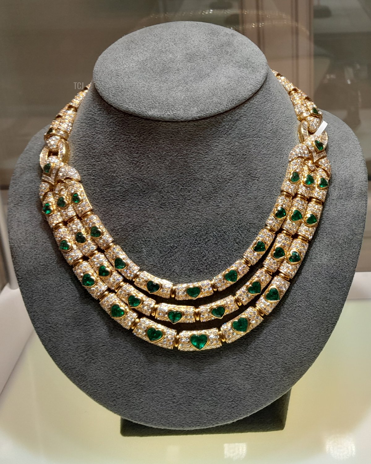 A Bulgari necklace set with diamonds and heart-shaped emeralds in yellow gold, from the Heidi Horten collection sold at Christie's (Photo © Thomas. Do not reproduce.)