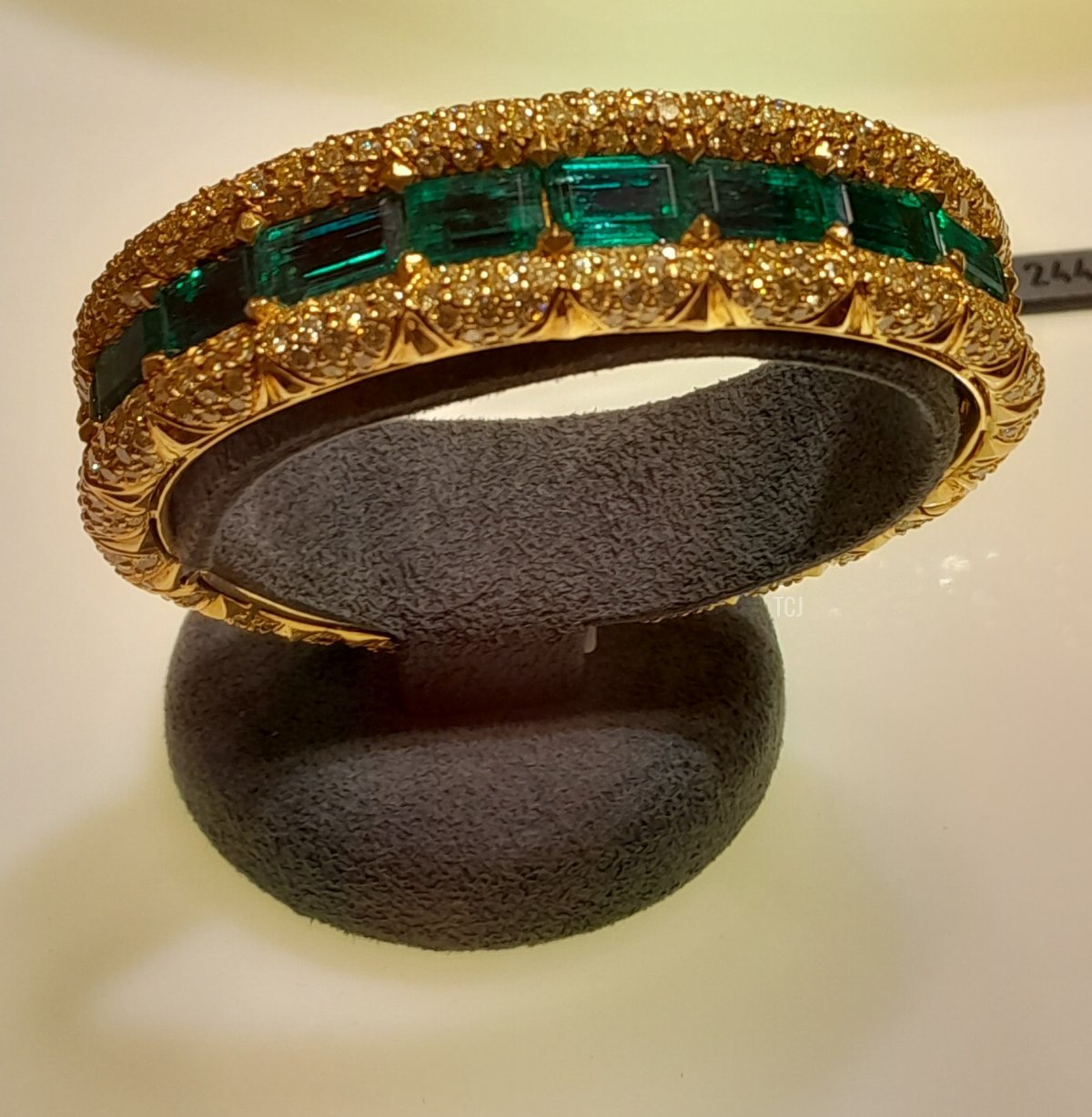A Bulgari bangle set with emeralds and yellow diamonds, from the Heidi Horten collection sold at Christie's (Photo © Thomas. Do not reproduce.)
