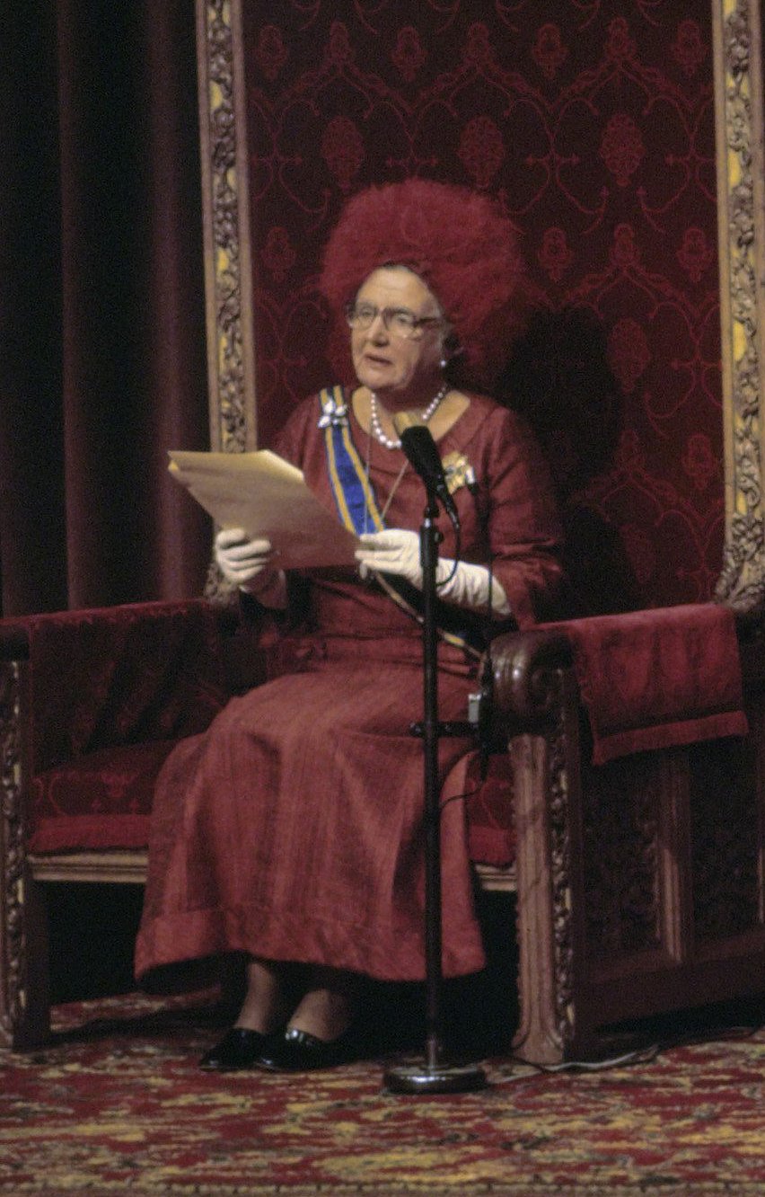 Queen Juliana of the Netherlands delivers her speech from the throne on Prinsjesdag in The Hague, November 1975 (Bert Verhoeff/Anefo/Nationaal Archief/Wikimedia Commons)