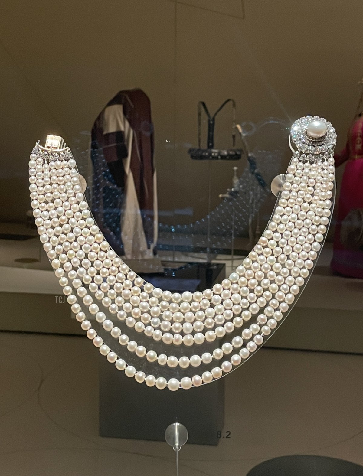 A seven-stranded pearl necklace is displayed at the National Museum of Qatar, 2023 (Photo generously shared by Joey; do not reproduce)