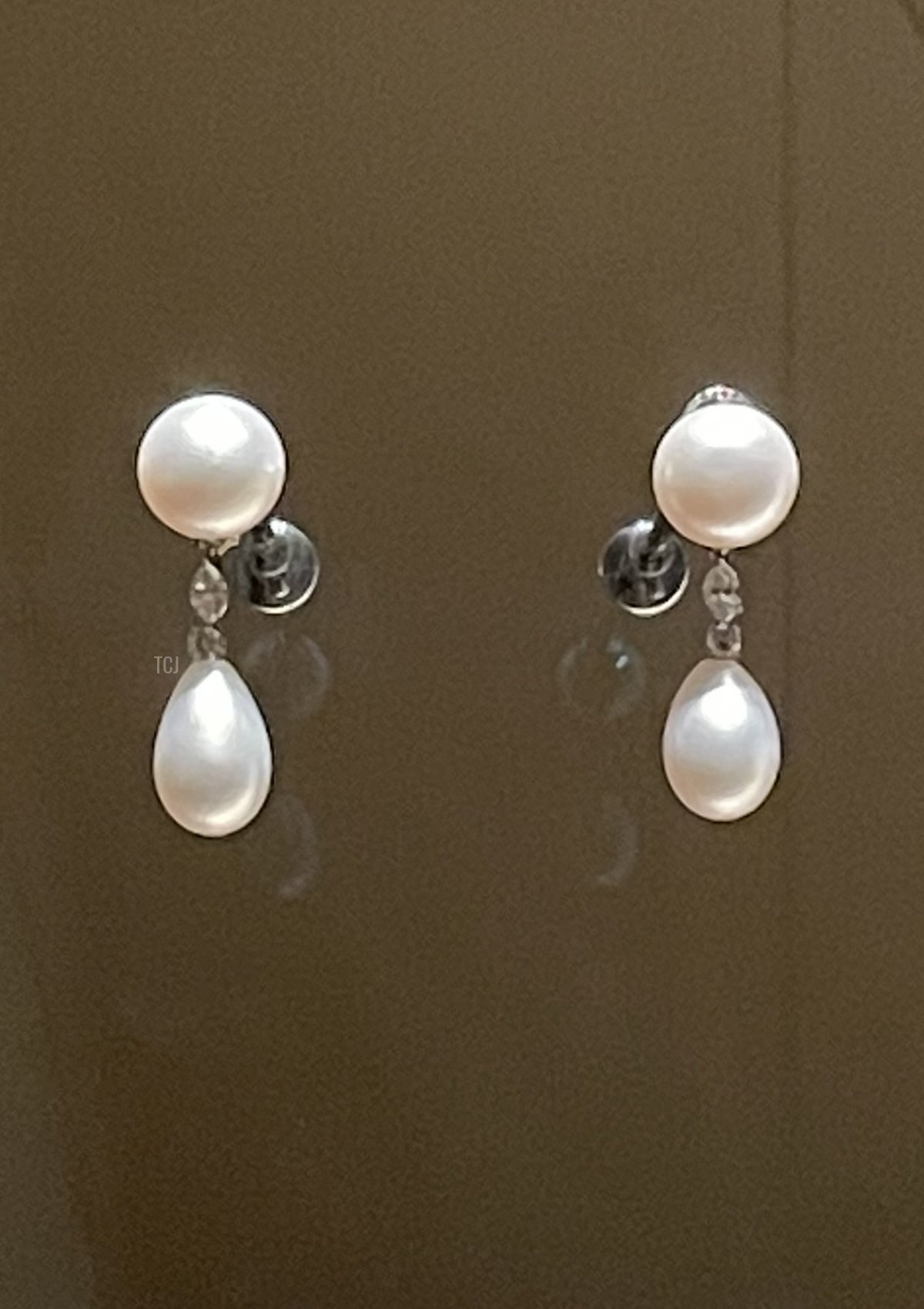 A pair of natural pearl earrings are displayed at the National Museum of Qatar, 2023 (Photo generously shared by Joey; do not reproduce)