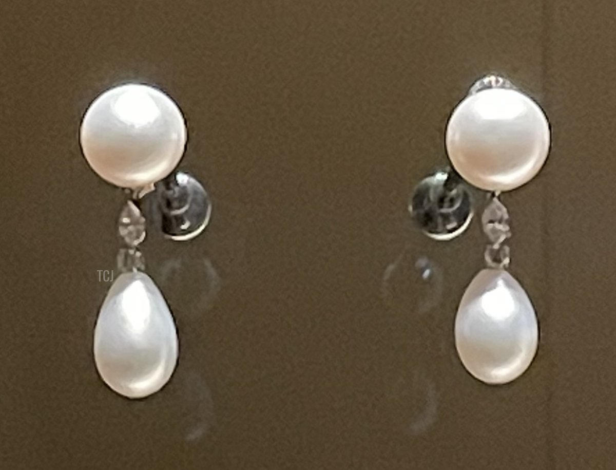 A pair of natural pearl earrings are displayed at the National Museum of Qatar, 2023 (Photo generously shared by Joey; do not reproduce)