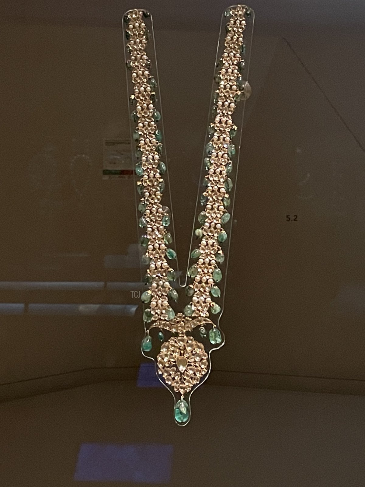 A nineteenth-century emerald, diamond, and pearl necklace is displayed at the National Museum of Qatar, 2023 (Photo generously shared by Joey; do not reproduce)