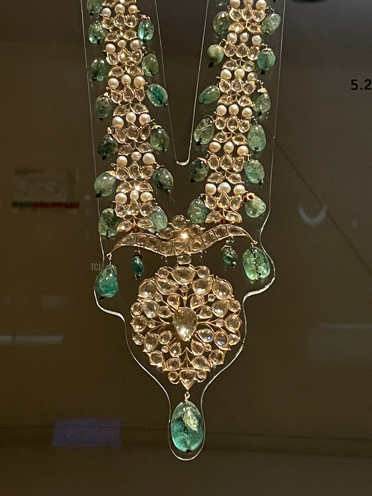 A nineteenth-century emerald, diamond, and pearl necklace is displayed at the National Museum of Qatar, 2023 (Photo generously shared by Joey; do not reproduce)