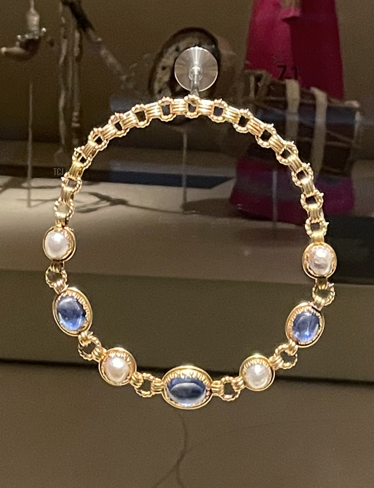 A gold, sapphire, and pearl necklace is displayed at the National Museum of Qatar, 2023 (Photo generously shared by Joey; do not reproduce)