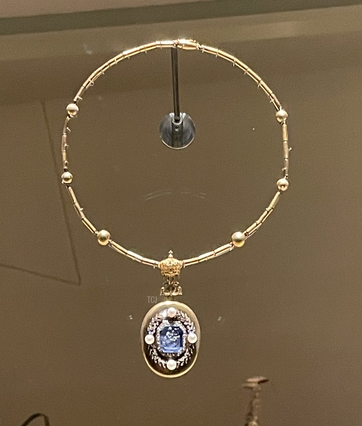 A nineteenth-century gold, sapphire, diamond, and pearl necklace is displayed at the National Museum of Qatar, 2023 (Photo generously shared by Joey; do not reproduce)