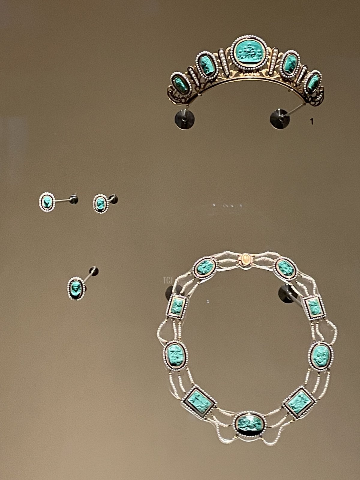 A parure of gold, pearl, and malachite jewelry is displayed at the National Museum of Qatar, 2023 (Photo generously shared by Joey; do not reproduce)